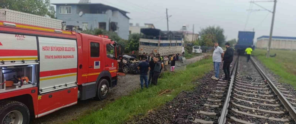 Hatay'da tren otomobile çarptı: 2 yaralı 2
