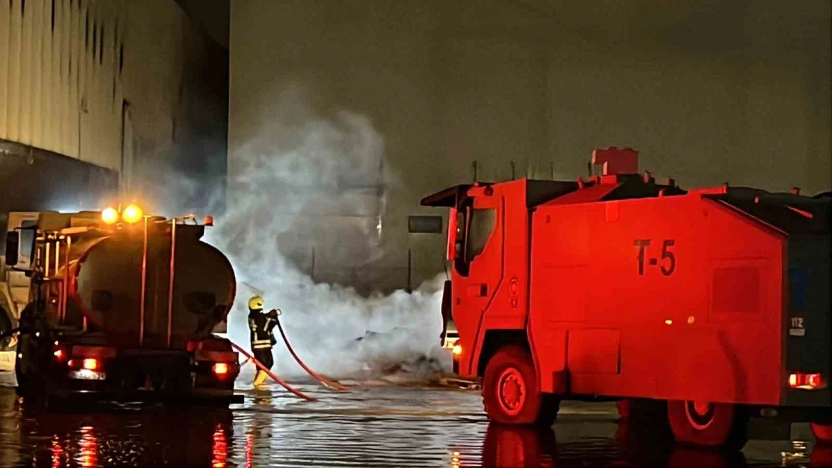 Mersin'de yıldırım düşen antrepoda çıkan yangın kontrol altına alındı 1