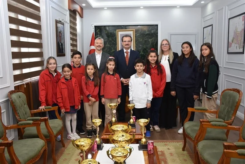 MANİSA’DA DÜZENLENEN OKUL SPORLARI SATRANÇ TURNUVALARINDA KUPA VE MADALYA KAZANAN ŞAMPİYON...