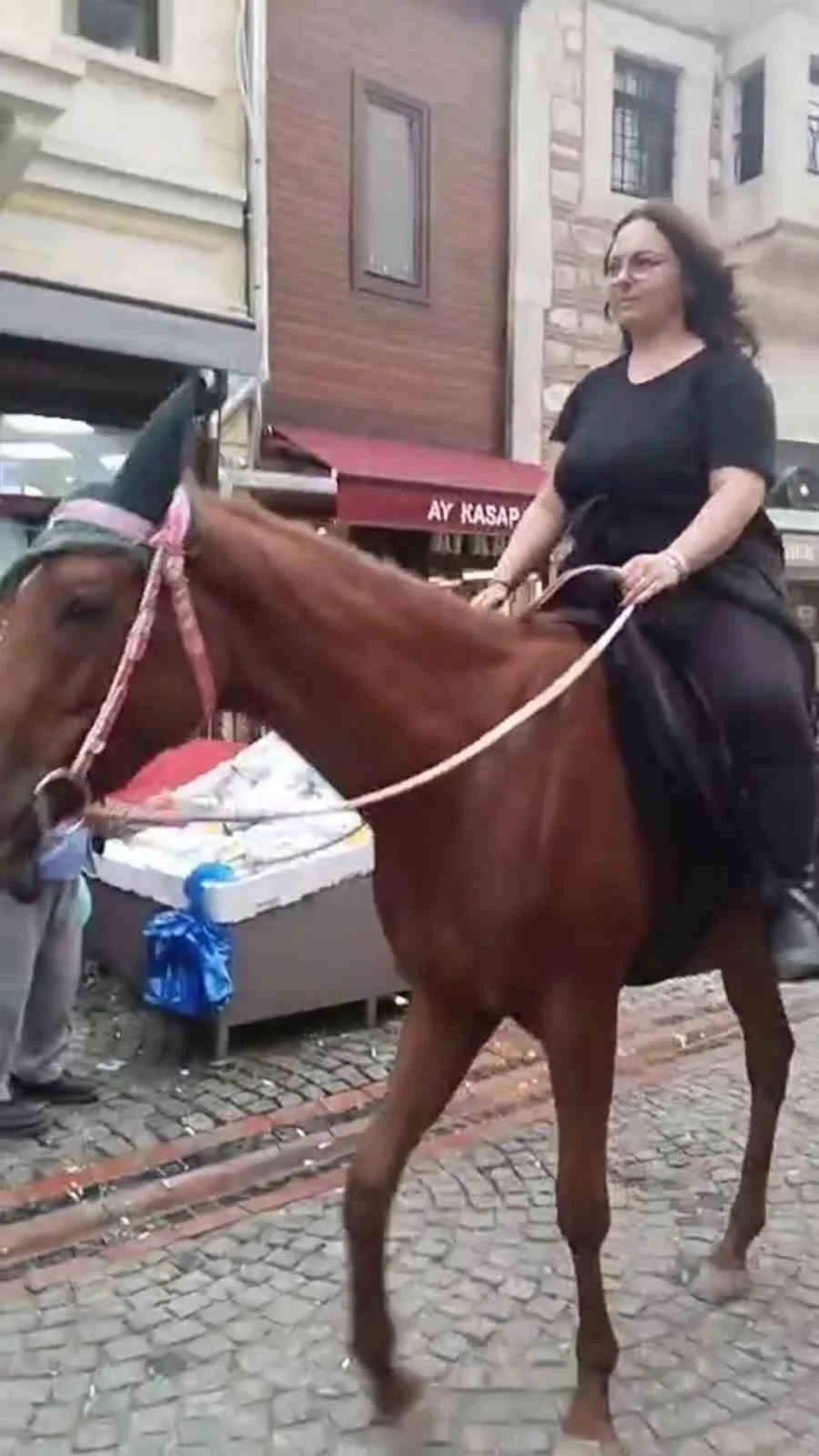 Edirne'de atıyla caddeye çıkan kadın vatandaşları şaşırttı 3
