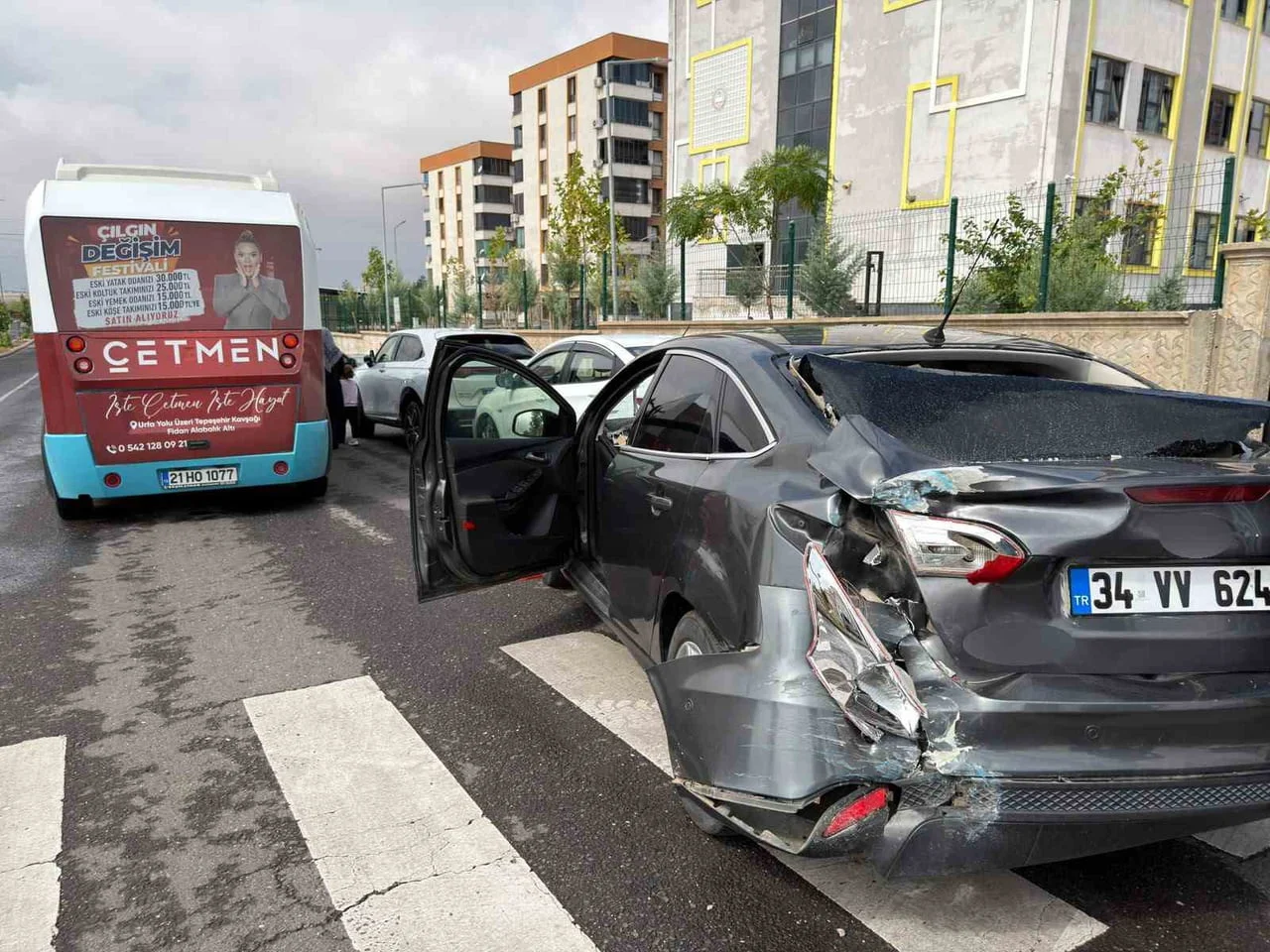DİYARBAKIR’DA BİR İLKOKULUN ÖNÜNDE ÖZEL HALK OTOBÜSÜ İLE OTOMOBİLİN ÇARPIŞMASI SONUCU BİRİ ÇOCUK 4...