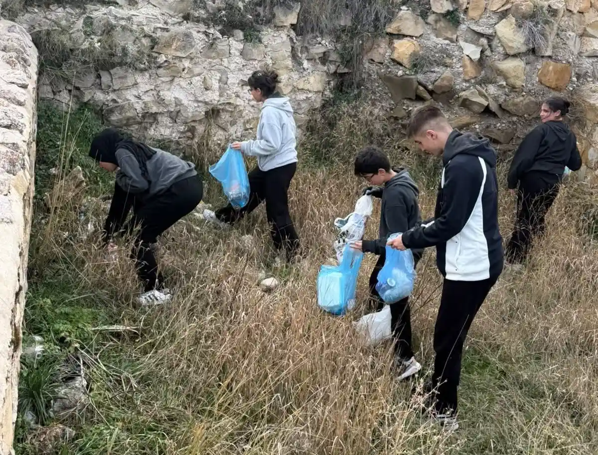 Bayburt Lisesi öğrencileri tarihi kalede çevre temizliği yaptı 1