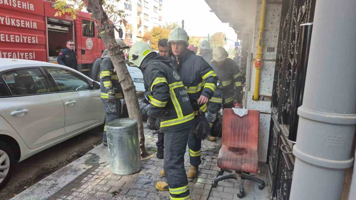 Eskişehir'de yanan çiçekçi dükkanının sahibi gözyaşlarına boğuldu 3