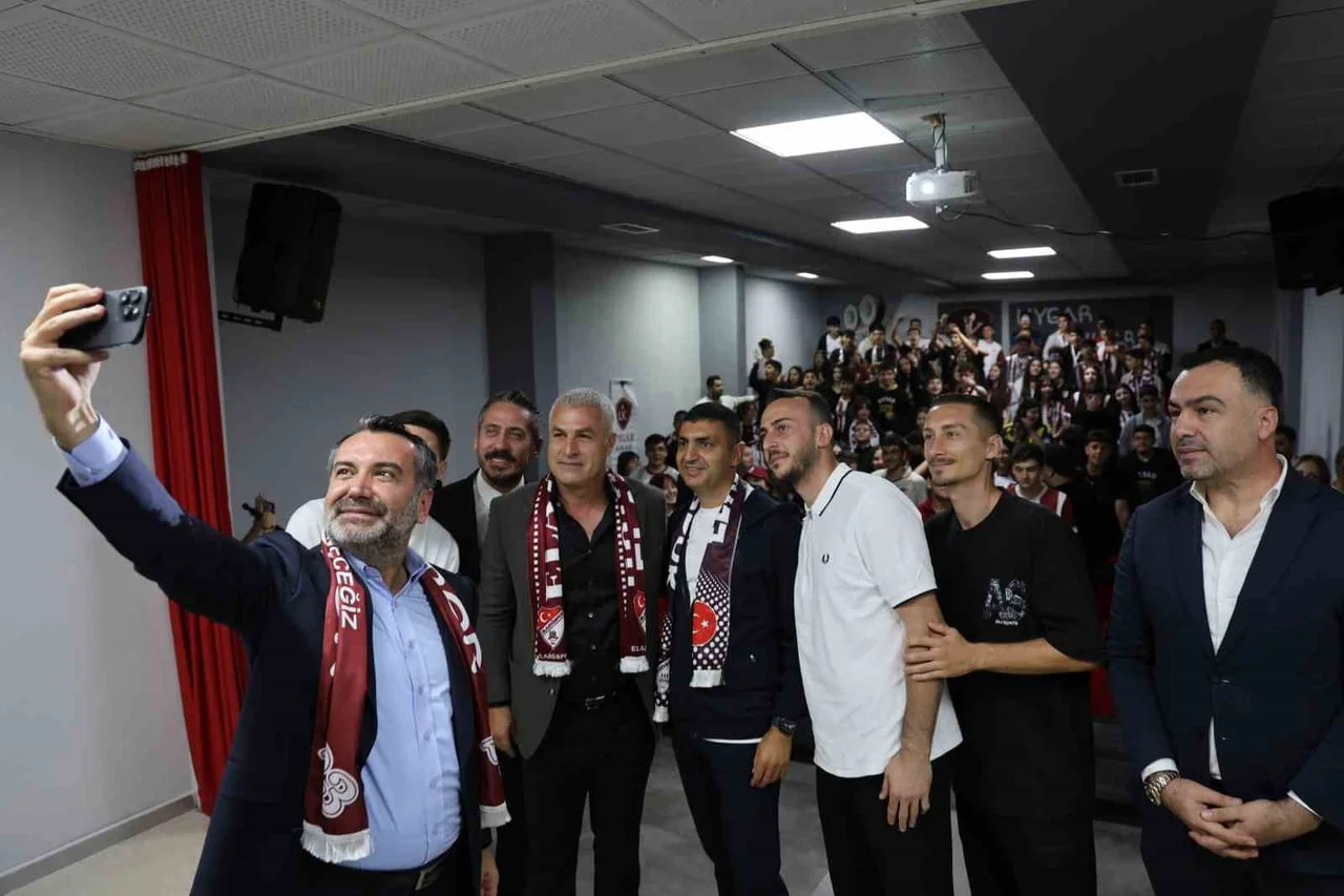ELAZIĞSPOR’UN GELENEKSEL HALE GETİRDİĞİ OKUL ZİYARETLERİ PROGRAMI ÇERÇEVESİNDE KULÜP YÖNETİMİ...