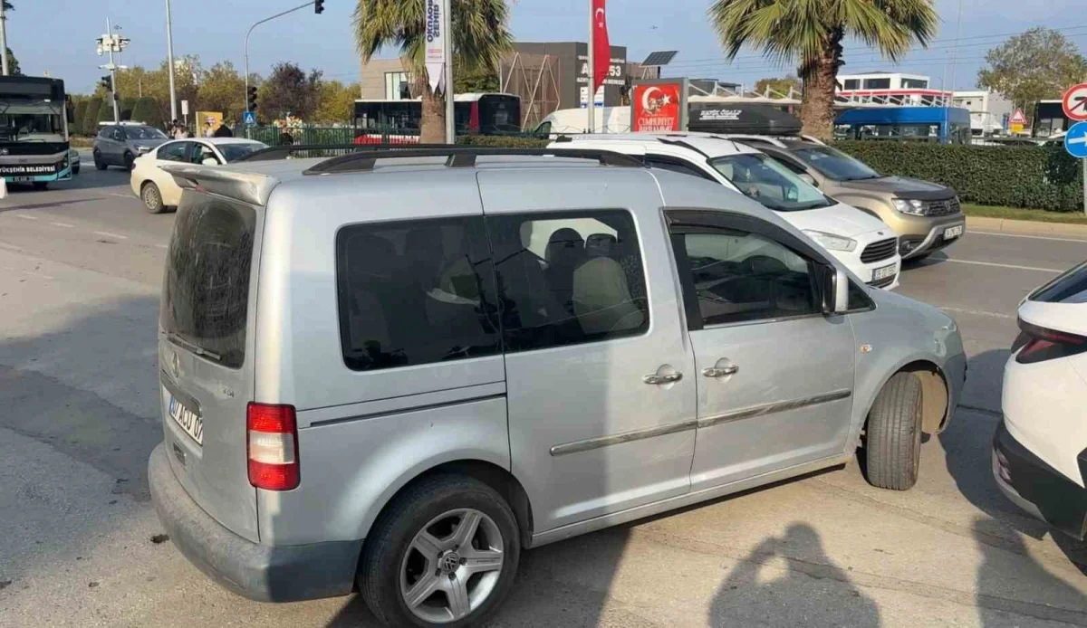 Samsun'da yolun karşısına geçmek isteyen kadına hafif ticari araç çarptı 2
