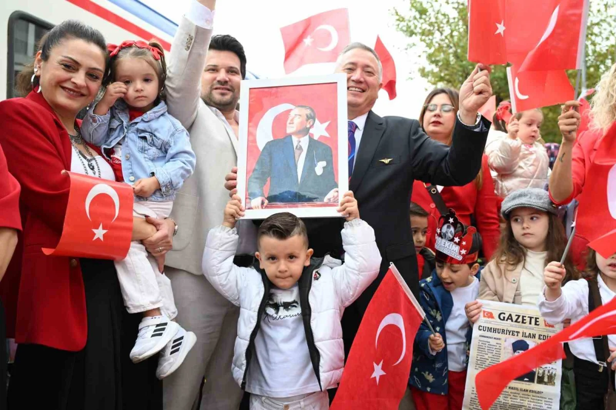 Manisa'da çocuklar cumhuriyeti tarihi gazete manşetleriyle kutladı 5