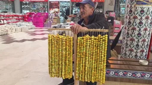 Kütahya'da dağlardan toplanan alıç tezgahlardaki yerini aldı