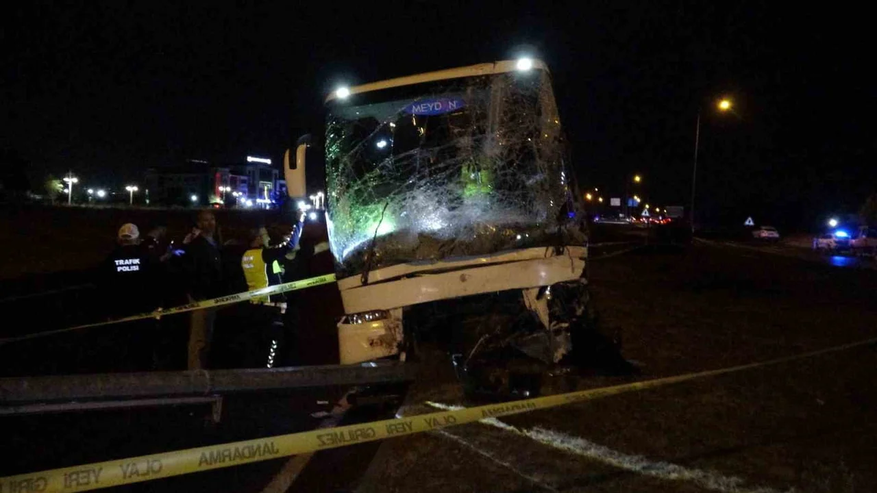 MALATYA'DA OTOBÜS İLE HAFİF TİCARİ ARACIN ÇARPIŞMASI SONUCU MEYDANA GELEN KAZADA 2 KİŞİ HAYATINI...