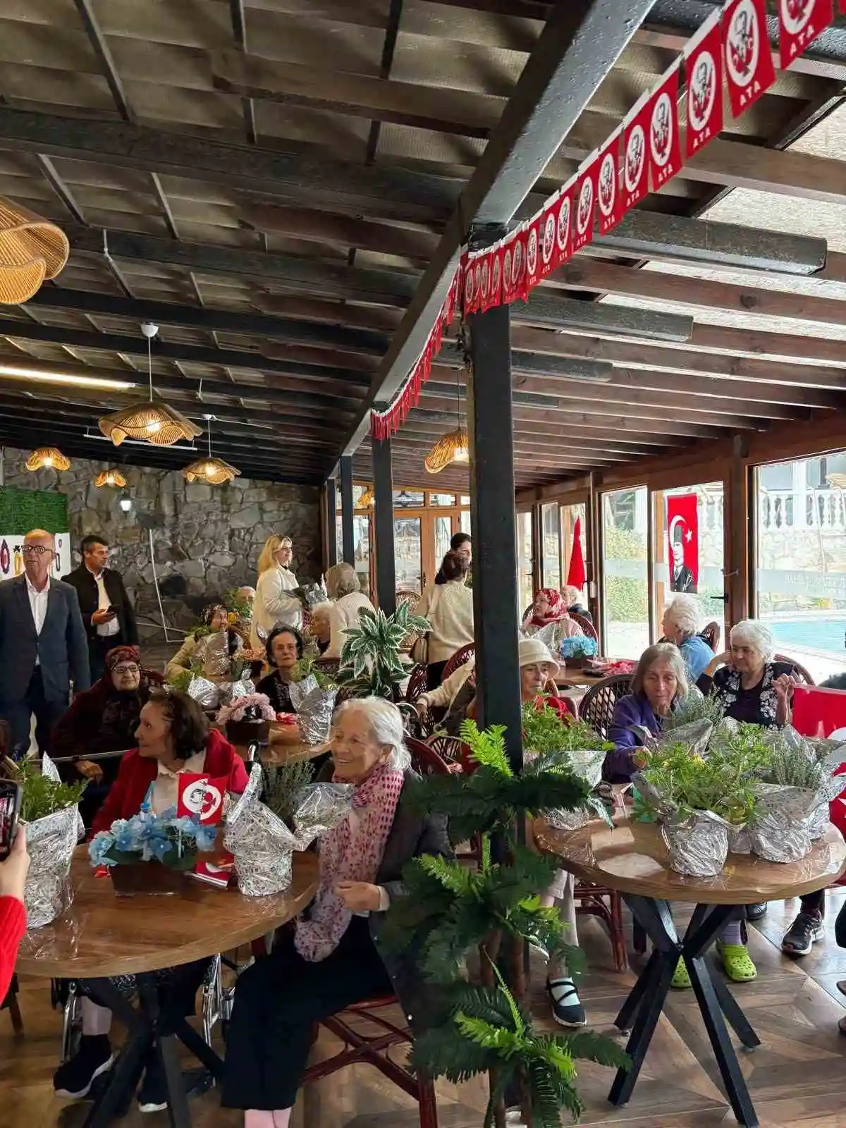 Burhaniye'de huzurevi sakinleriyle Cumhuriyet Bayramı kutlaması 4