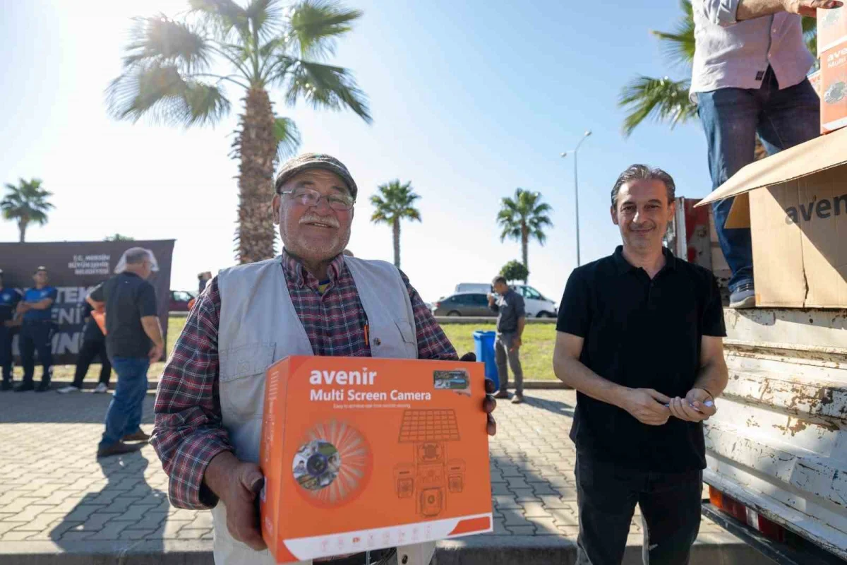 Mersin'de üreticiye büyük destek: Çiftçilere makine, fide ve hayvan dağıtıldı 4