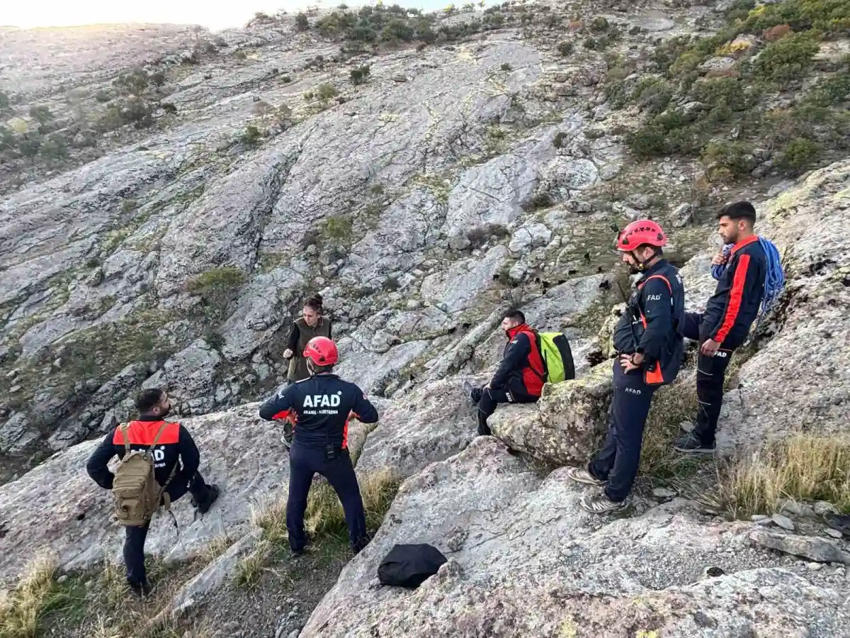Tunceli'de sarp kayalıklarda mahsur kalan keçileri AFAD kurtardı 2