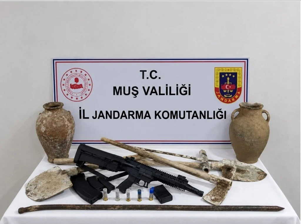 MUŞ’UN BULANIK İLÇESİNDE KAÇAK KAZI ŞÜPHESİYLE BİR ADRESE DÜZENLENEN ARAMADA 2 KÜP, RUHSATSIZ AV...