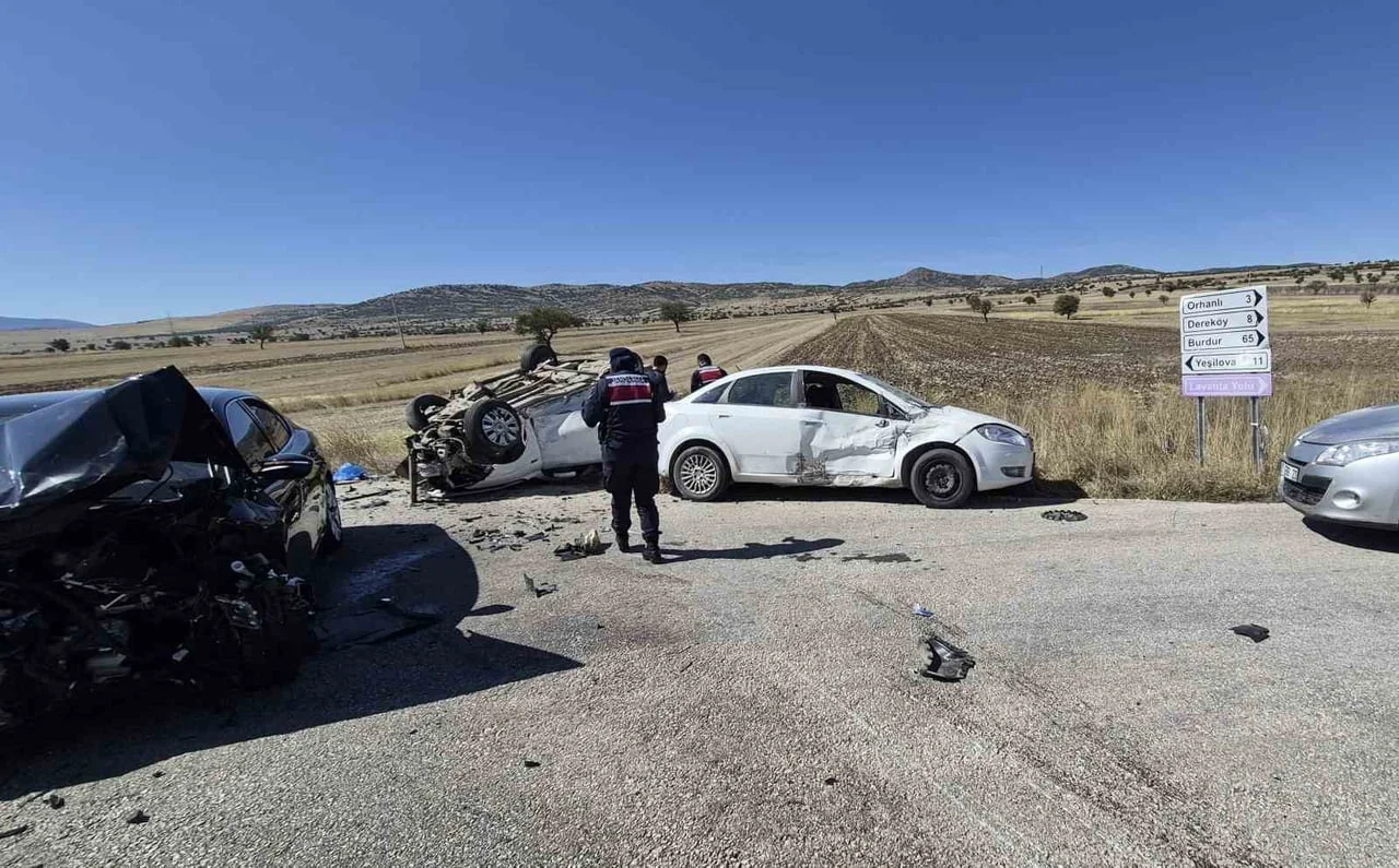 BURDUR'UN YEŞİLOVA İLÇESİNDE 3 ARACIN KARIŞTIĞI TRAFİK KAZASINDA 1 KİŞİ HAYATINI KAYBETTİ, 7 KİŞİ...