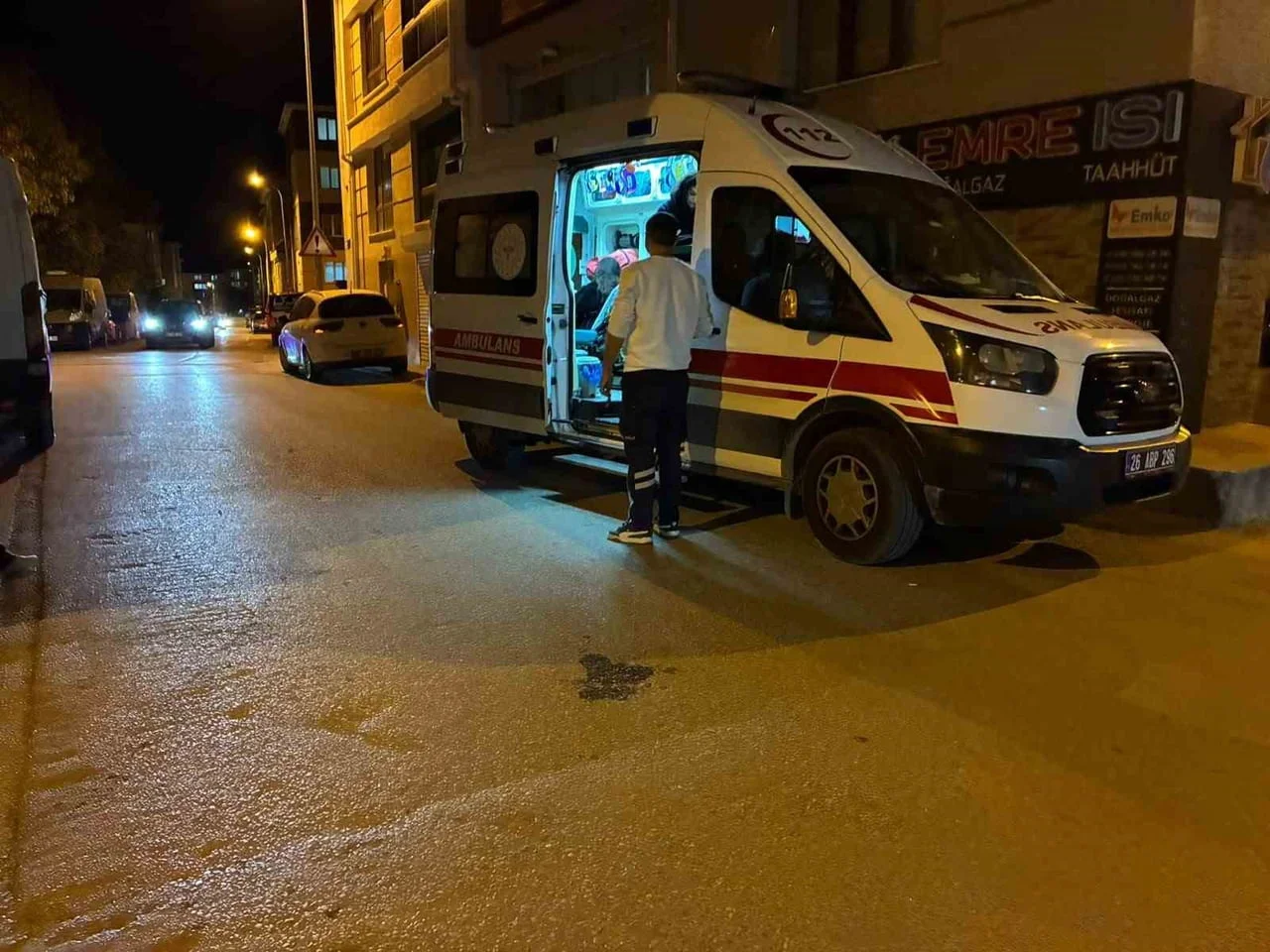 ESKİŞEHİR'DE BİR OTOMOBİLE YANDAN ÇARPAN MOTOSİKLETİN YARALANAN SÜRÜCÜSÜNE SAĞLIK EKİPLERİ...