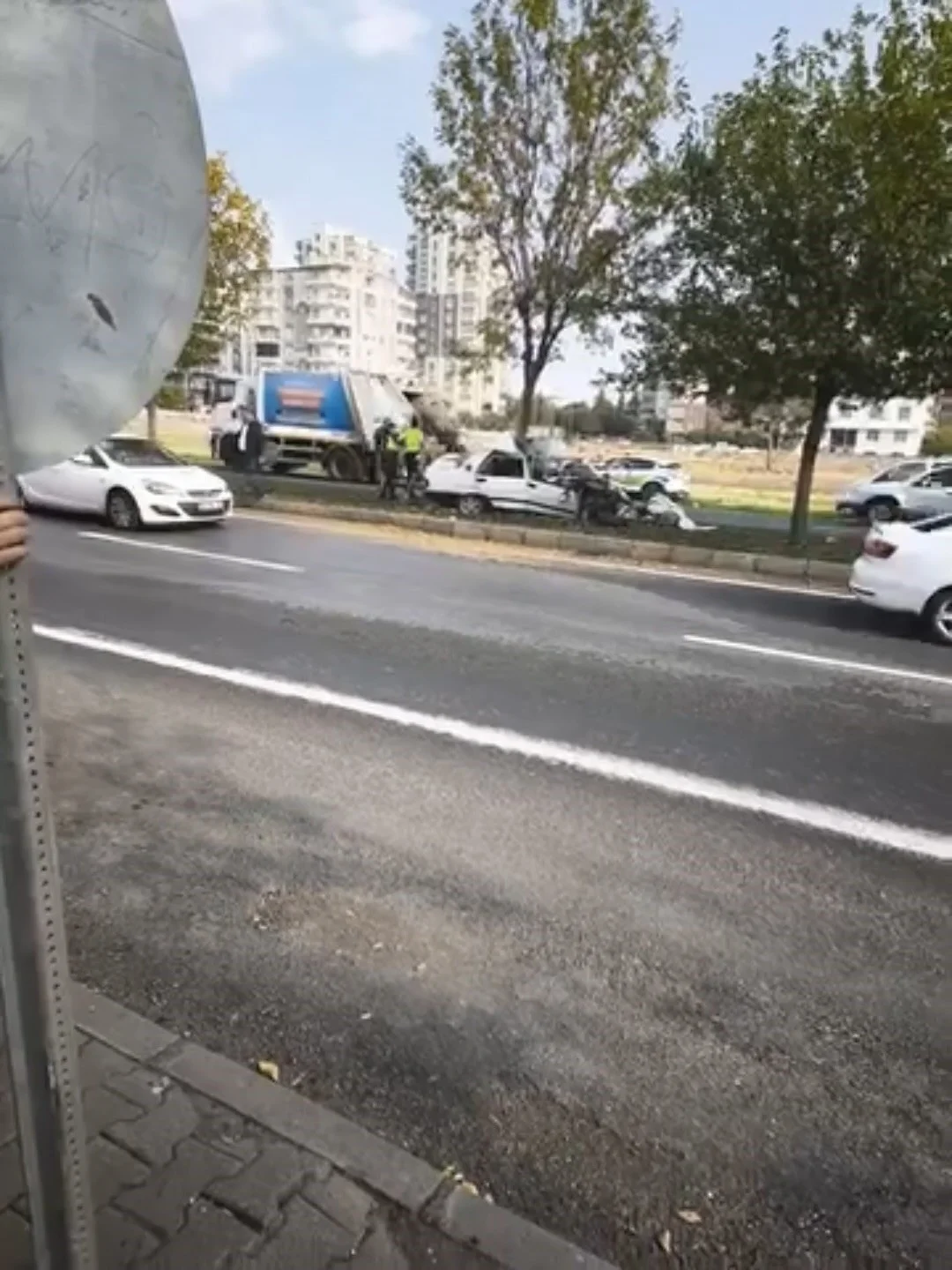 Siverek'te ağaca çarpan otomobil ikiye bölündü: 3 yaralı 2