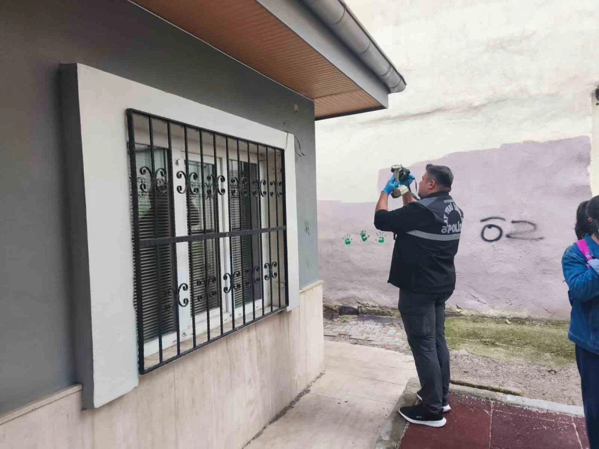 Denizli'de muhtarlığın güvenlik kamerasını söküp bahçeye attılar 1