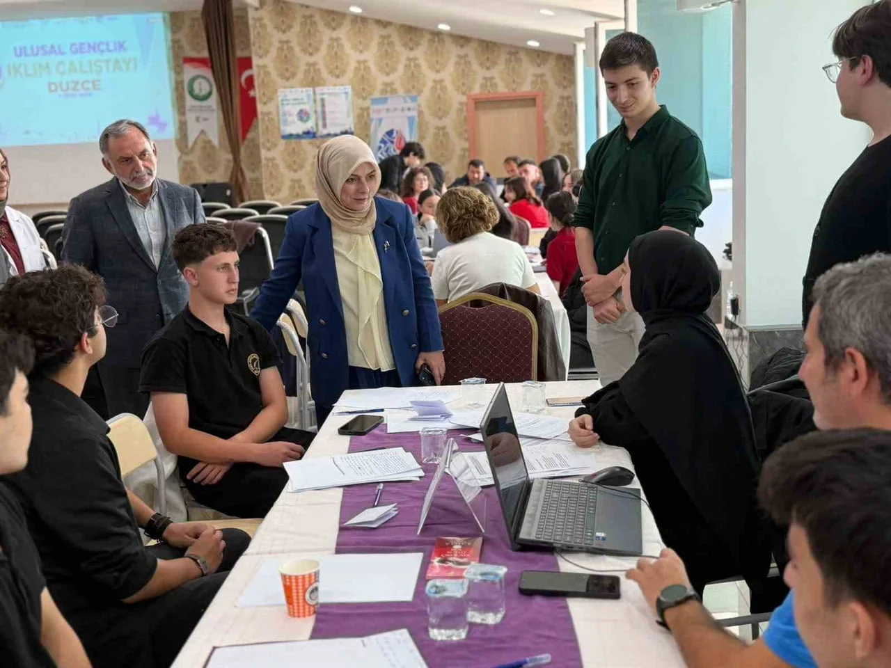 DÜZCE’DE LİSE ÖĞRENCİLERİNE YÖNELİK DÜZENLENEN “ULUSAL GENÇLİK İKLİM ÇALIŞTAYI”NDA GENÇLER...