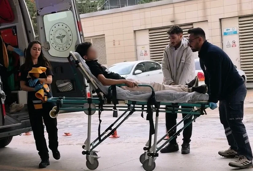 İnegöl'de duvardan atlamak isteyen çocuğun karnına tel saplandı 2