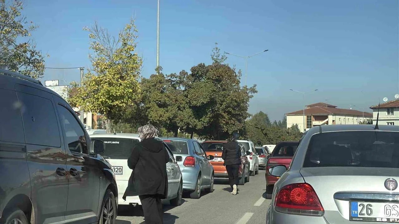 ESKİŞEHİR’DE KAMU PERSONELİ SEÇME SINAVI (KPSS) ÖN LİSANS SINAVI'NDA YAŞANAN TRAFİK YOĞUNLUĞU...
