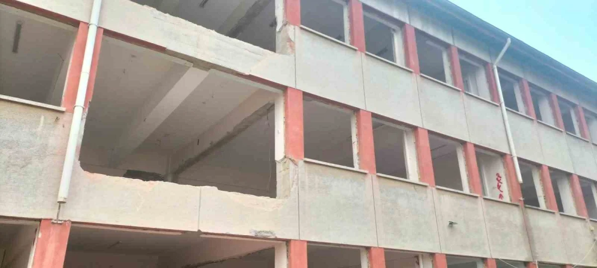 Çivril'deki 44 yıllık okulda güçlendirme çalışmaları başladı 1