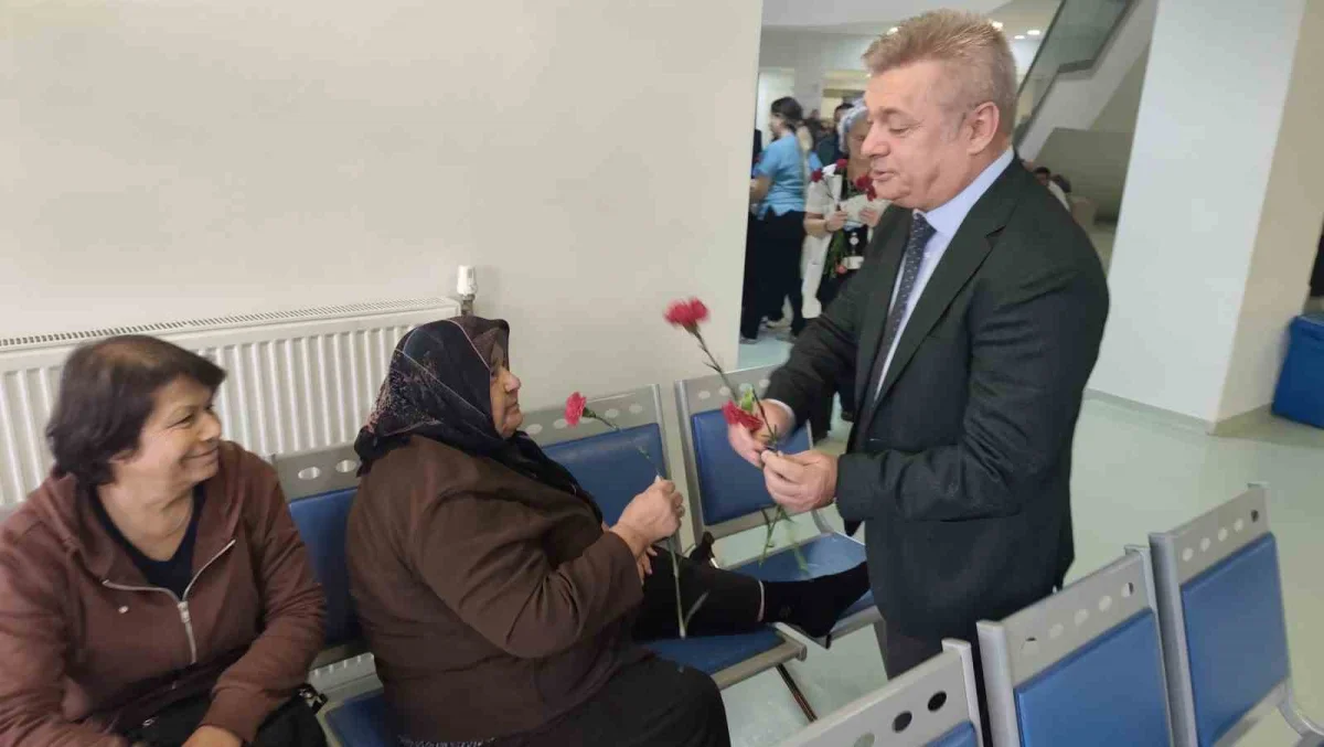Hafsa Sultan Hastanesi'nde Hasta Hakları Günü karanfillerle kutlandı 1