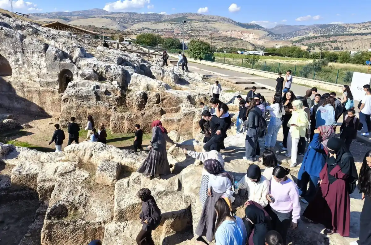 Adıyaman'da üniversiteye hazırlanan gençlere Perre Antik Kenti gezisi 1