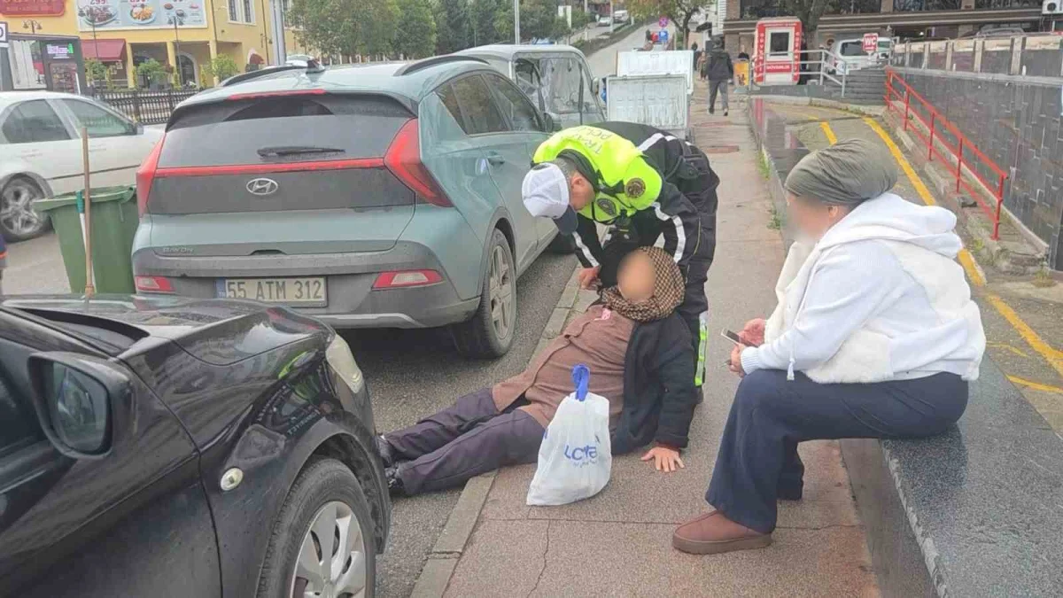Samsun'da trafik kazasında yaralanan kadını yağmurdan koruyan polisin duyarlılığı 4