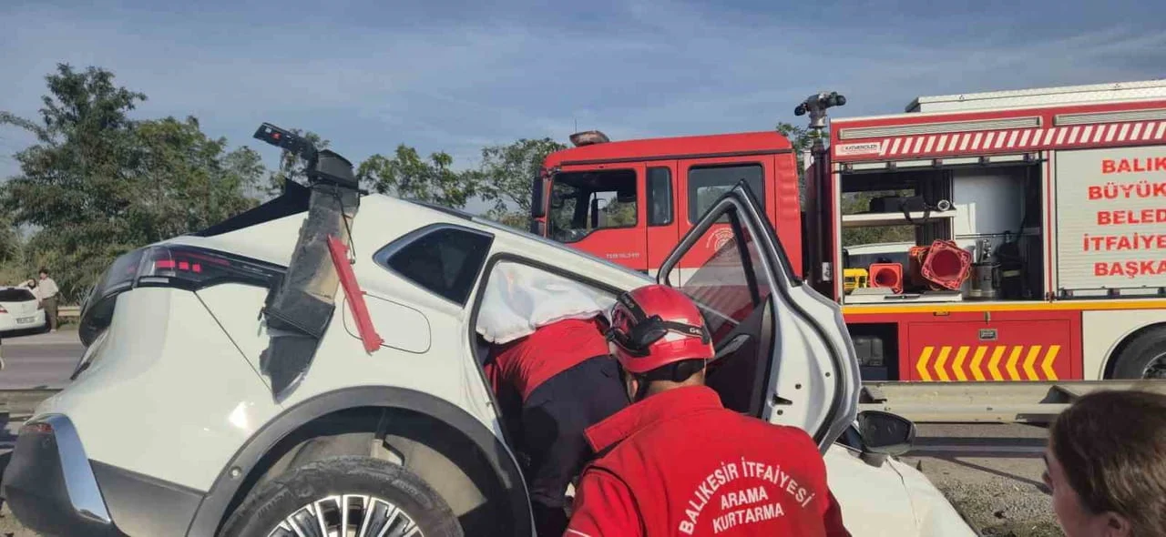 BALIKESİR'İN SUSURLUK İLÇESİNDE MEYDANA GELEN TRAFİK KAZASINDA BARİYERLERE ÇARPARAK REFÜJE GİREN...