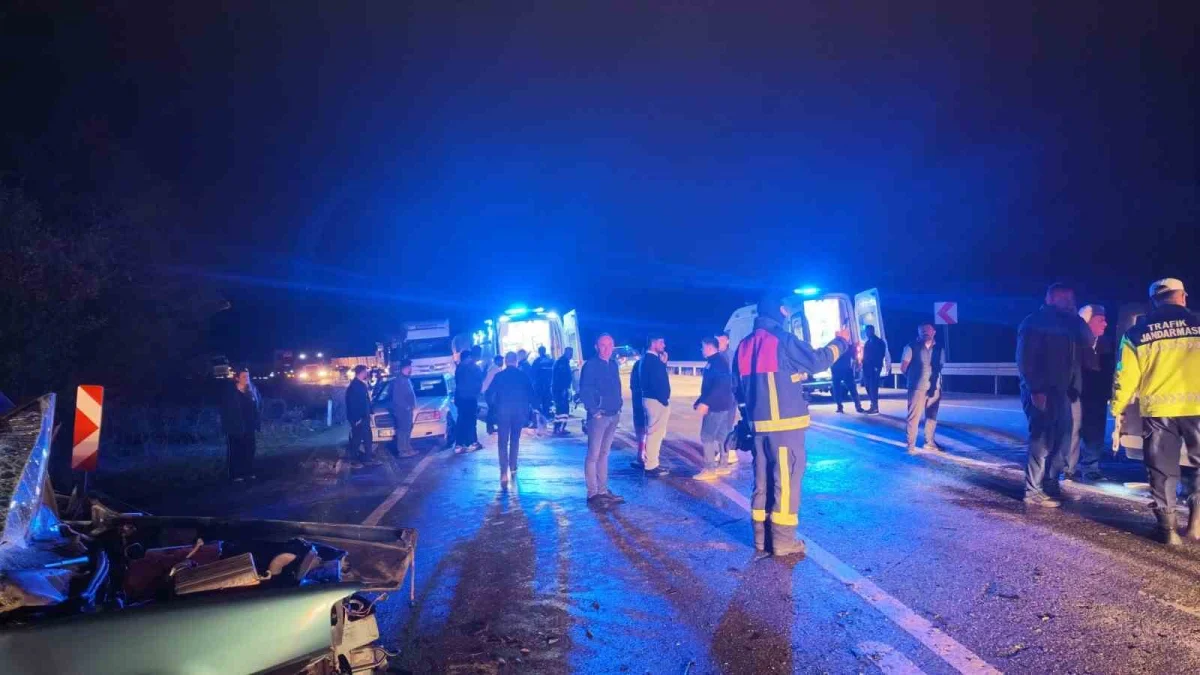 Düzce'nin Akçakoca ilçesinde iki araç kafa kafaya çarpıştı: 5 yaralı 4