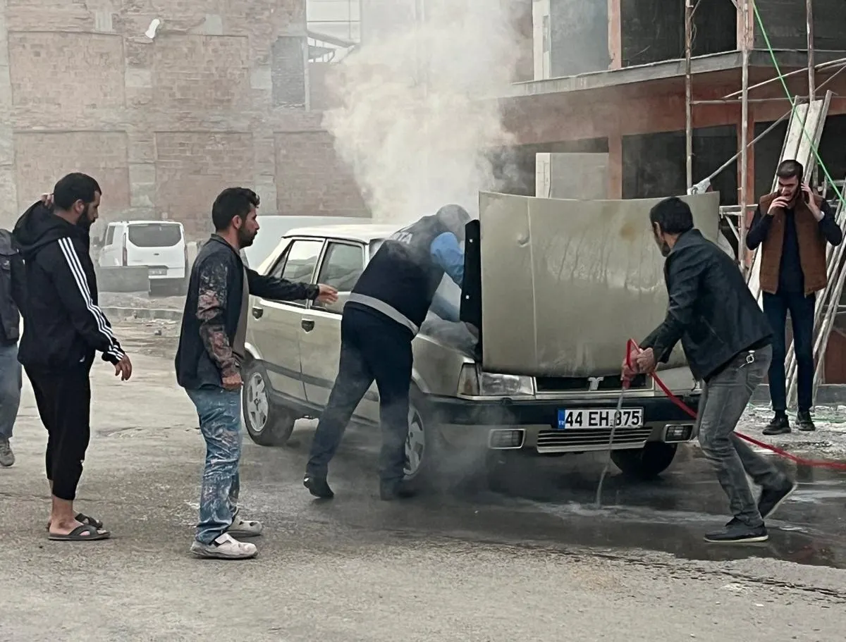 Battalgazi'de pazar yerinde alev alan araca zabıta müdahale etti 3