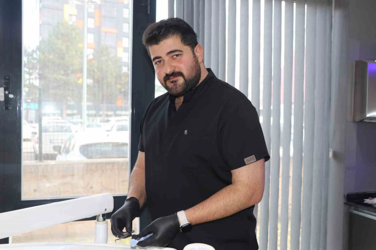 Sivas'ta Eypio'ya benzerliğiyle şaşırtan diş hekimine yoğun ilgi 1