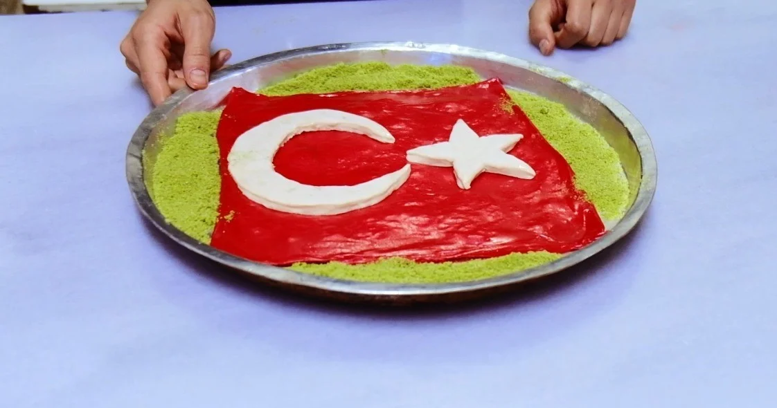 Kilis'te 29 Ekim Cumhuriyet Bayramı'na özel ay yıldızlı katmer 2