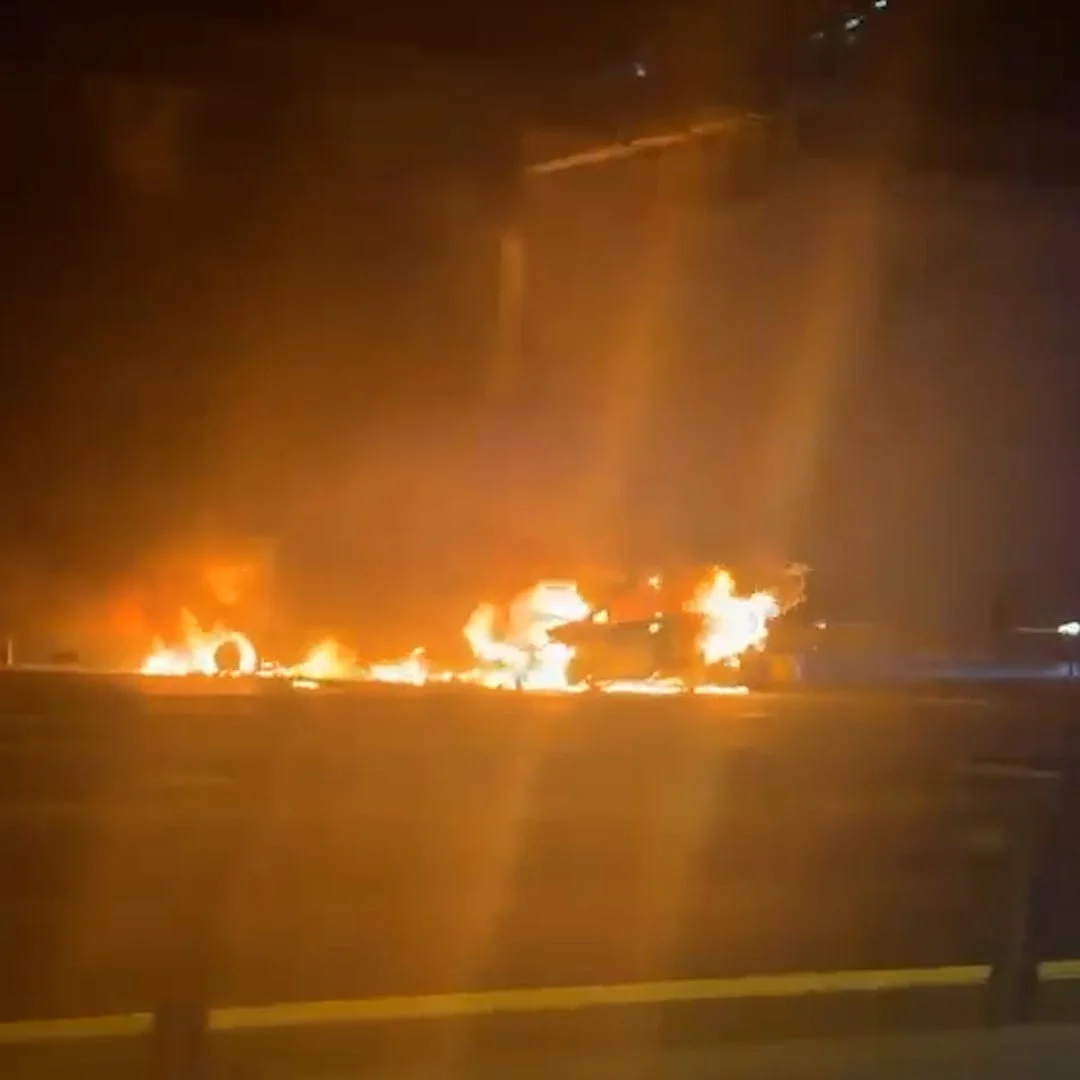 SARIYER’DE MEYDANA GELEN TRAFİK KAZASININ ARDINDAN, KAZA YAPAN OTOMOBİL İLE TAKSİ ALEV TOPUNA...