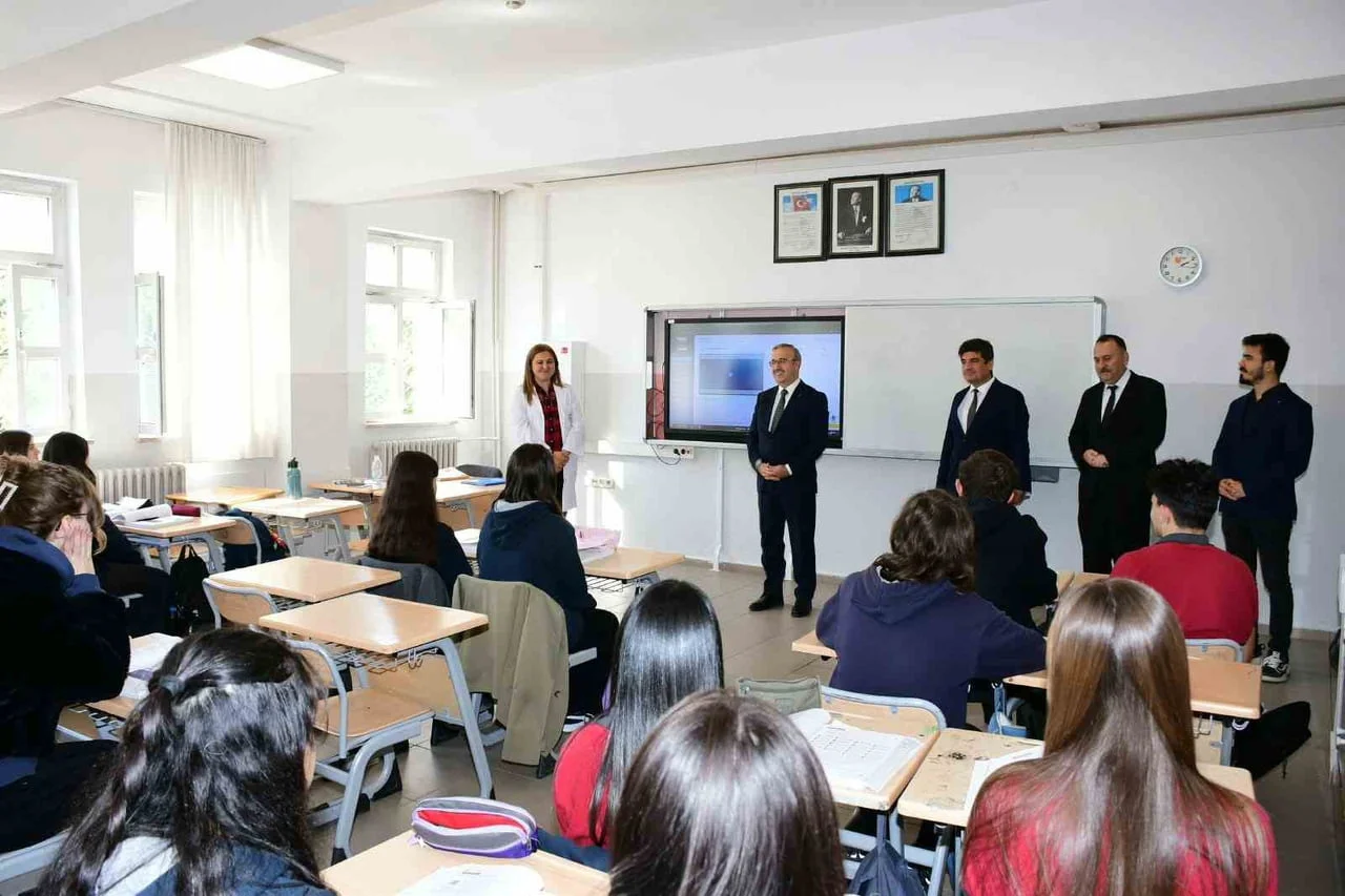 ESKİŞEHİR İL MİLLÎ EĞİTİM MÜDÜRÜ SİNAN AYDIN, CEMAL MÜMTAZ SOSYAL BİLİMLER LİSESİNİ ZİYARET EDEREK...