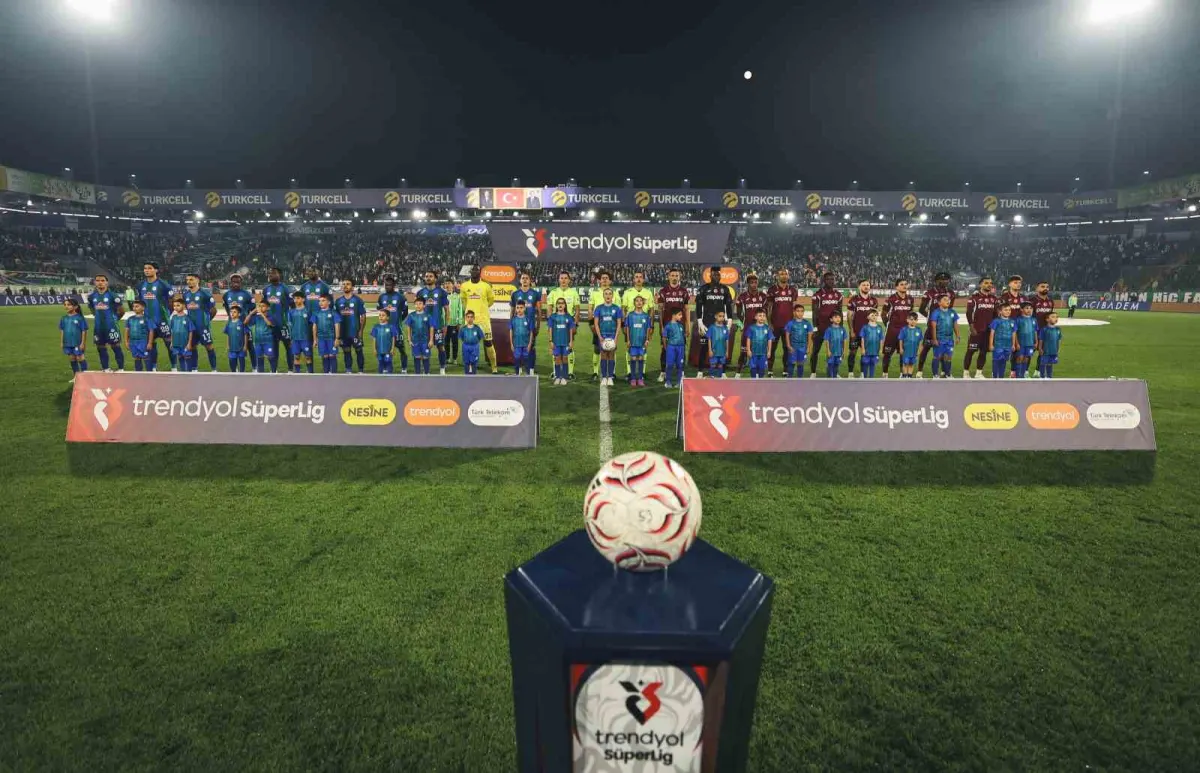 Çaykur Rizespor ilk yarıyı Trabzonspor karşısında önde kapattı 3