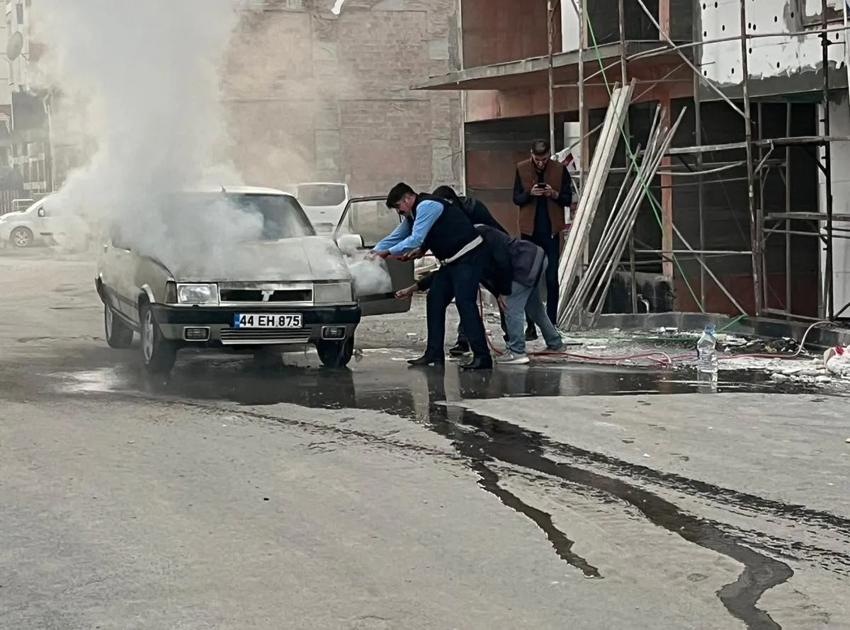 Battalgazi'de pazar yerinde alev alan araca zabıta müdahale etti 1
