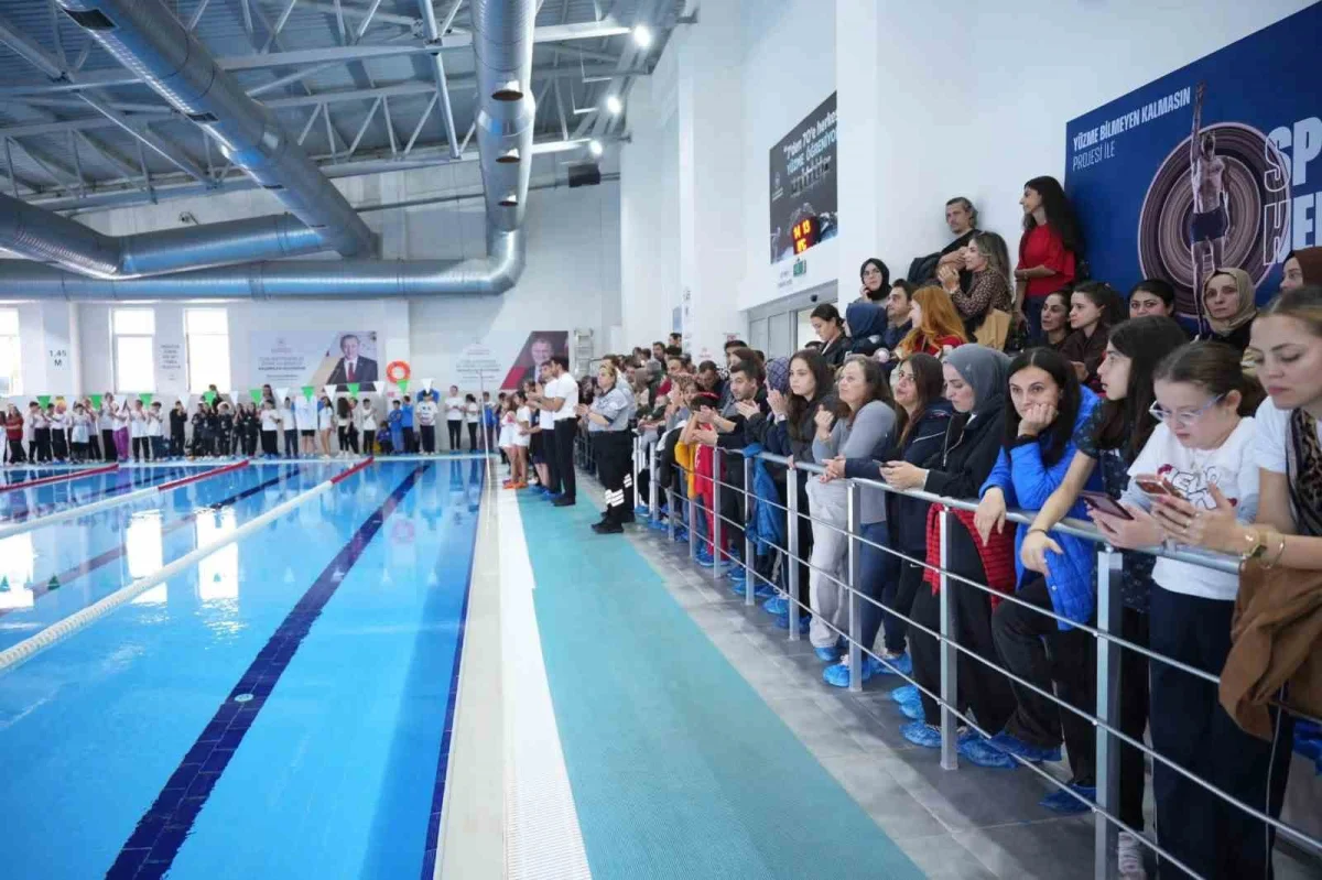 Yenişehir'de ilk kez düzenlenen Cumhuriyet Kupası'nda minik yüzücüler kulaç attı 3