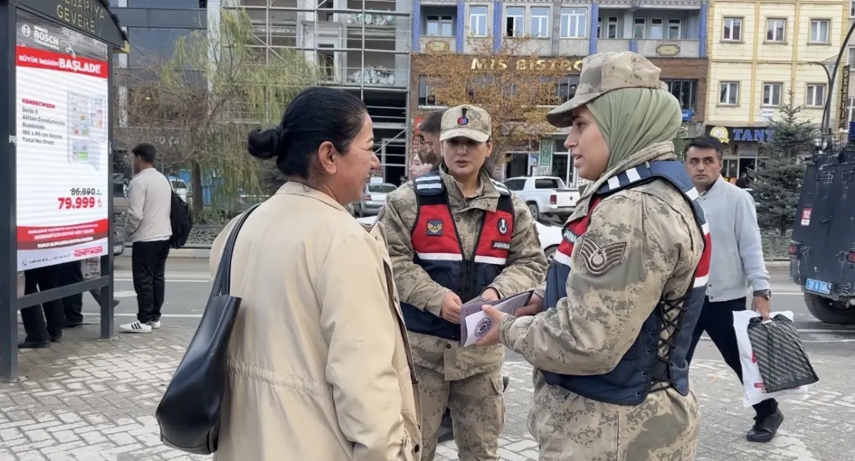 Yüksekova'da şiddetle mücadele için KADES stantları kuruldu 1