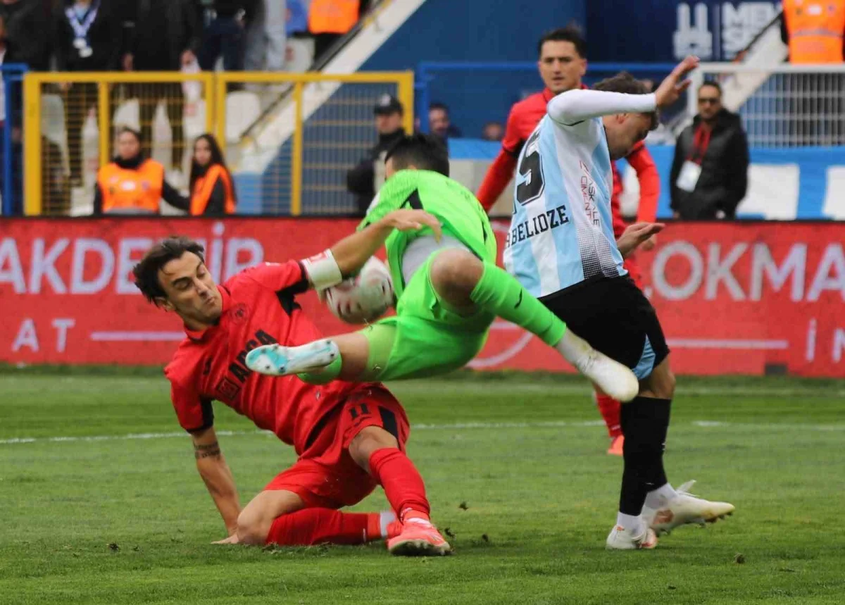 Trendyol Süper Lig'de Erzurumspor FK ile Çorum FK maçının ilk yarısı tamamlandı 2
