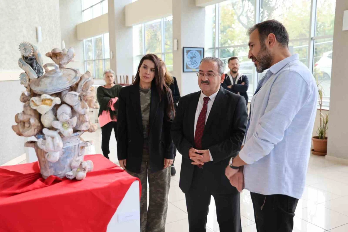 Düzce Üniversitesi'nde Cumhuriyet ve Atatürk temalı sergi açıldı 2