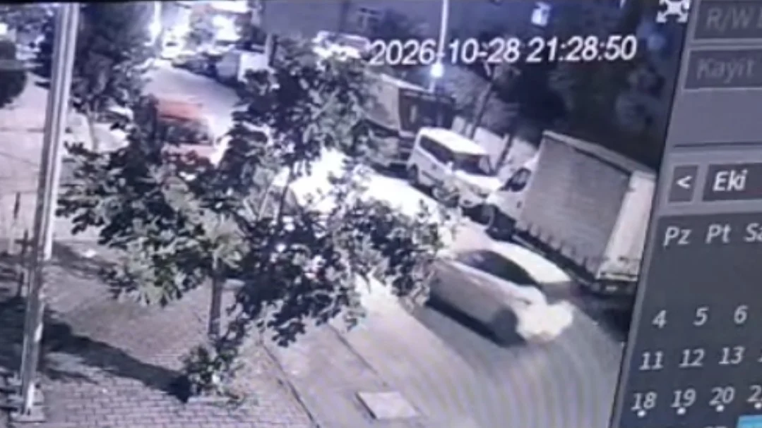 Sultangazi'de iki araca çarpıp kaçan kiralık otomobil terk edilmiş halde bulundu 4