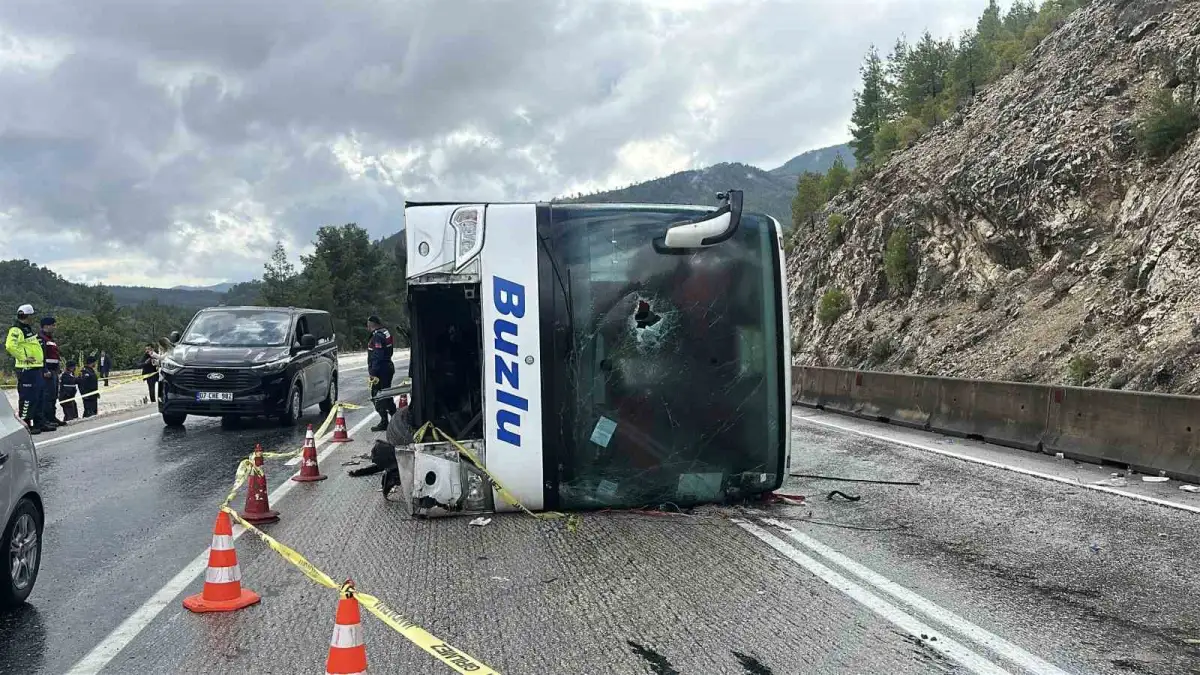 Burdur'da yolcu otobüsü devrildi: 1 ölü, 8 yaralı 4