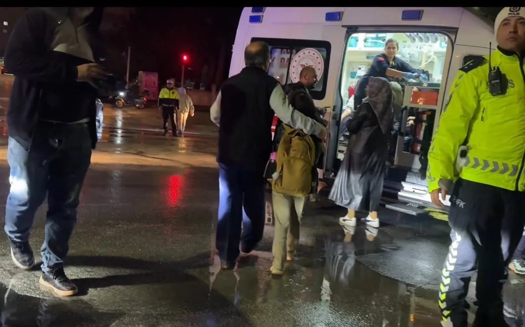 Burdur'da öğrenci servisi ile otomobil çarpıştı: 12 öğrenci yaralandı 1