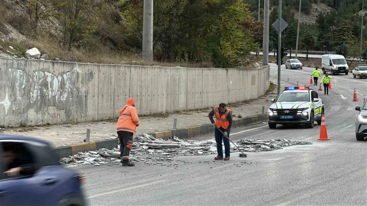 Burdur'da tırdan yola mermer parçaları saçıldı: Sürücüye ceza kesildi 4