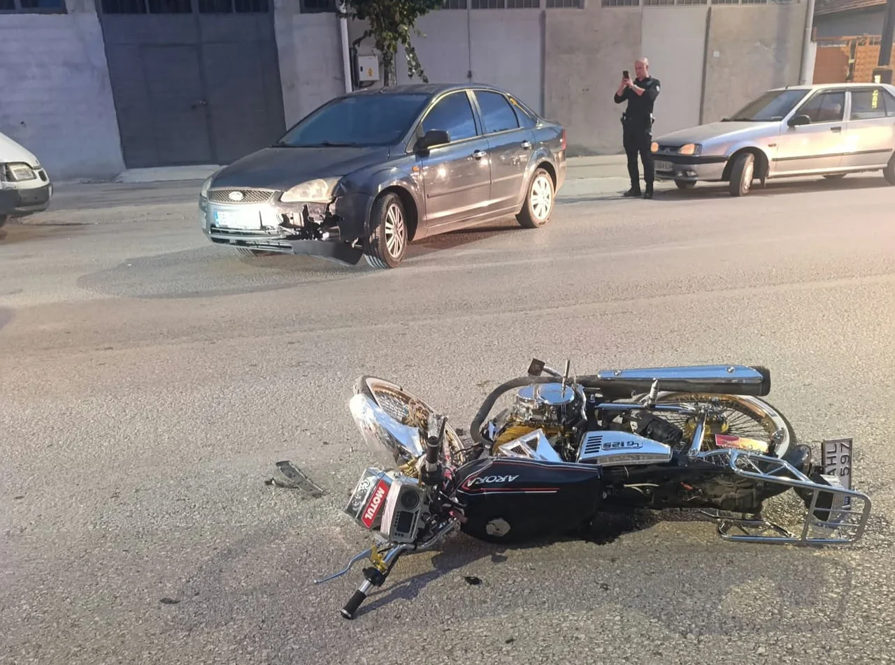 ÇORUM'UN ALACA İLÇESİNDE MOTOSİKLET İLE OTOMOBİL ÇARPIŞTI. 1 KİŞİ YARALANDI
