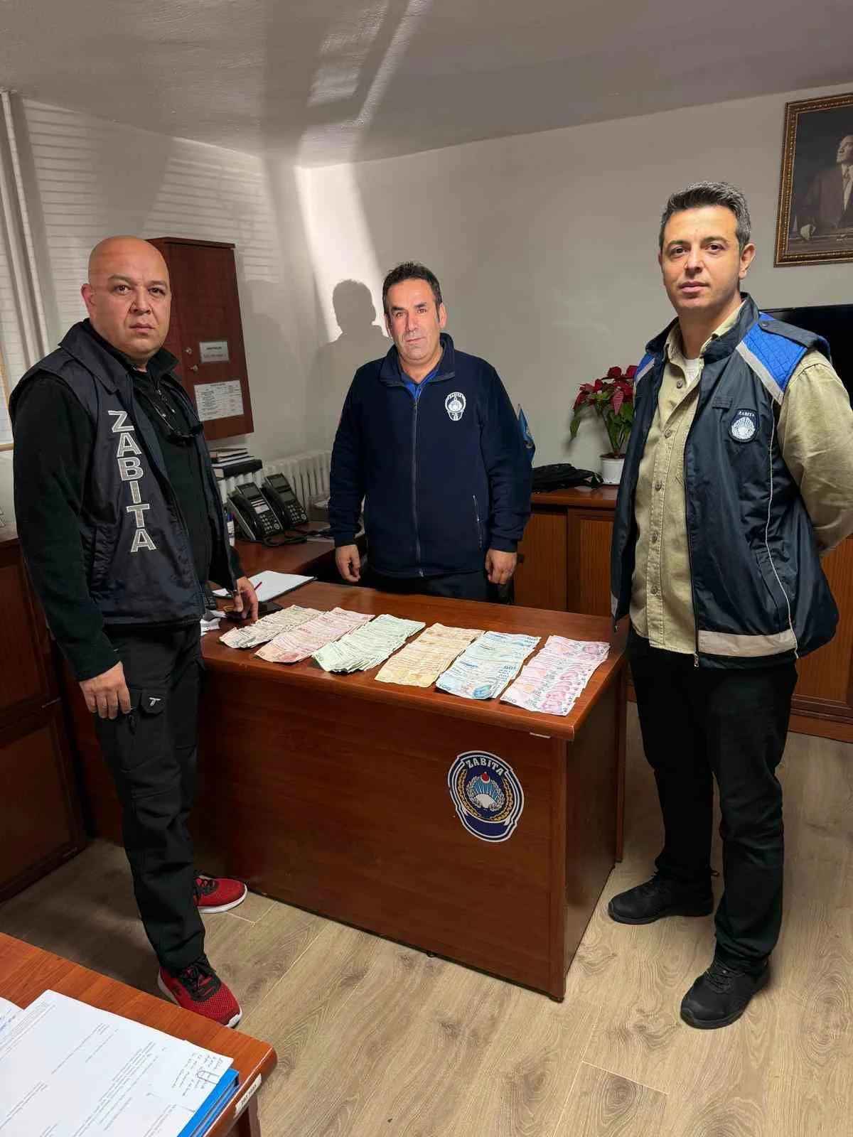 ESKİŞEHİR BÜYÜKŞEHİR BELEDİYESİ ZABITA DAİRESİ BAŞKANLIĞI EKİPLERİNCE TRAMVAY İÇERİSİNDE...