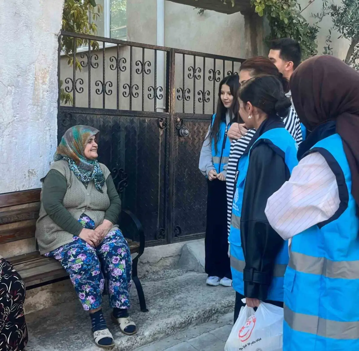 Manisa'da üniversitelilerden yalnız yaşayan yaşlılara vefa eli 4