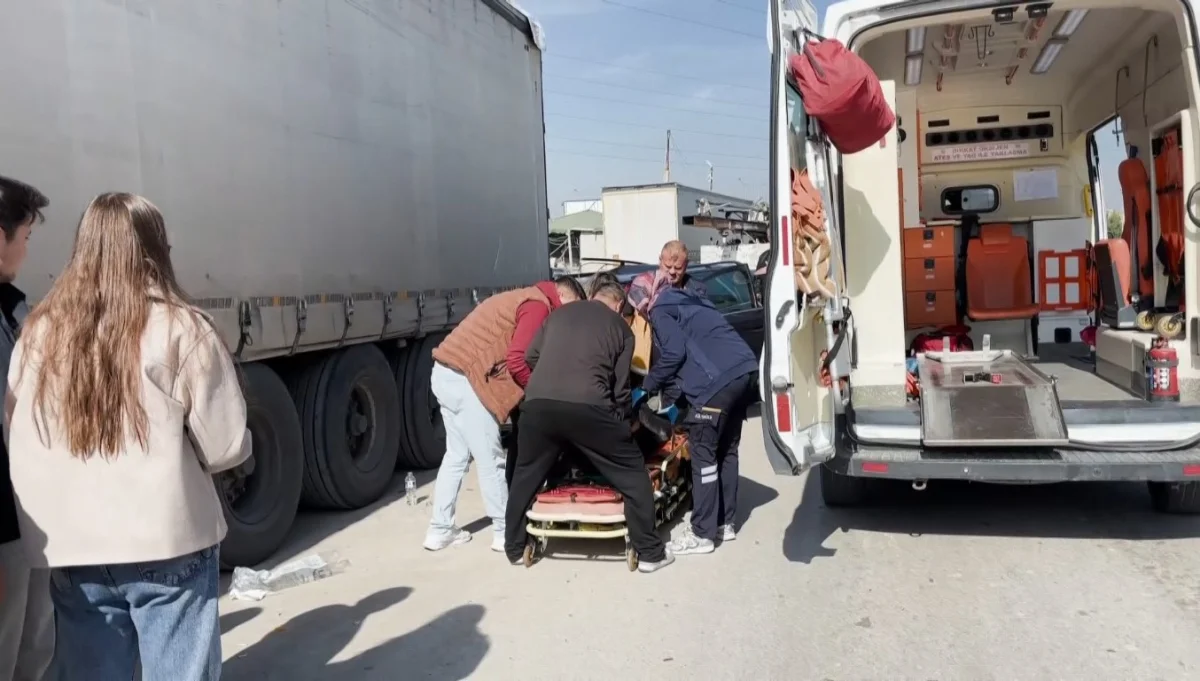 Kütahya'da park halindeki tırın dorsesine çarpan otomobil hurdaya döndü: 1 yaralı 4
