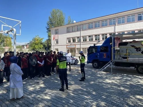 ERZİNCAN’DA ÖĞRENCİ VE ÖĞRETMENLERE UYGULAMALI TRAFİK EĞİTİMİ VERİLDİ