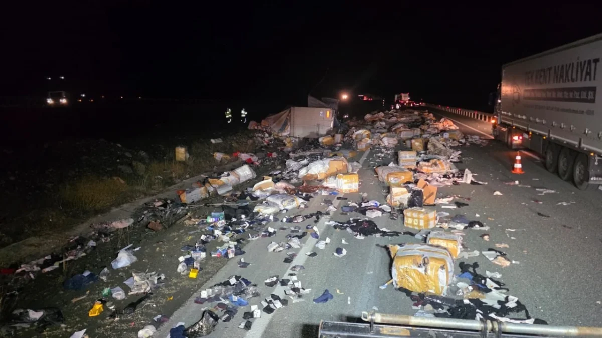 Erzincan'da devrilen tırın sürücüsü kaybolan parasını bulmadan hastaneye gitmedi 3